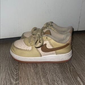 Nike Force One LV8 Toddler Shoe in Pearl White/ Ale Brown/ Sesame